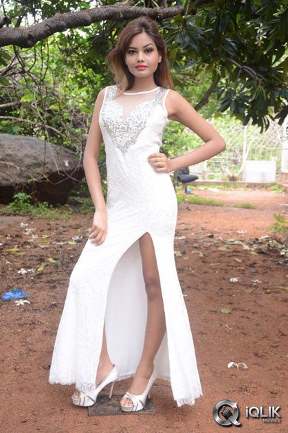 Clara-Fernandez-At-Lovers-Park-Movie-Opening